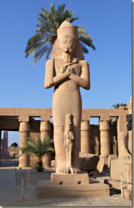 Beeld van Ramses II geüsurpeerd door Pinodjem I, tempel van Karnak.